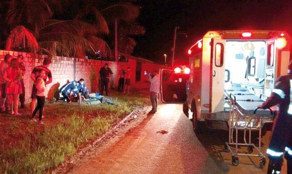 Mesmo ferido, homem tentou seguir de bicicleta, mas caiu em via pública (Foto: Rodrigo Sales)