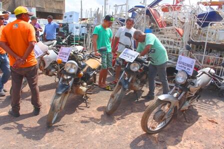 O leilão foi dividido em lotes, sendo 12 motocicletas, 3 carros, um trator e dois lotes com aproximadamente 500 itens cada (Foto: Diane Sampaio)