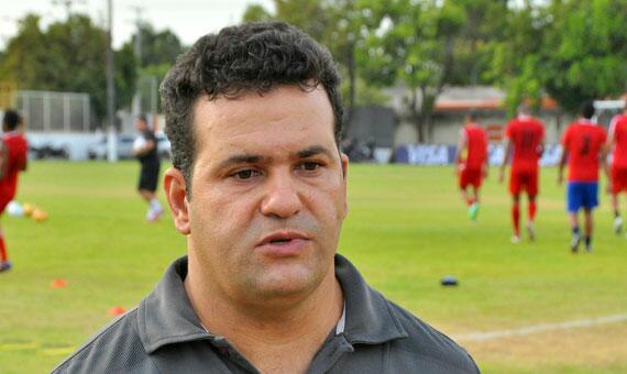 “Quando eu vi que nenhum contrato de jogador havia entrado no BID, sobraram duas alternativas: suicídio ou castigo”, brincou Adroir Bassorici (Foto: Raynere Ferreira/Arquivo Folha)