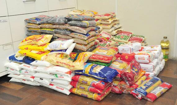 O curso arrecada alimentos não perecíveis para doações (Fotos: Arquivo Folha)