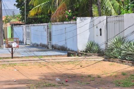 Com a queda, os fios baixos de telefone ficaram expostos, podendo causar acidentes à quem transita no bairro, principalmente para crianças pequenas e animais (Foto: Rodrigo Sales)
