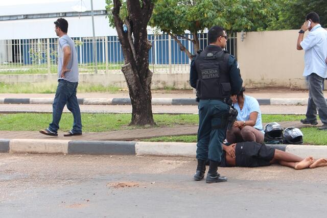 O adolescente ficou caído na avenida e a mãe sentou-se ao seu lado, esperando o Samu (Foto: Diane Sampaio)