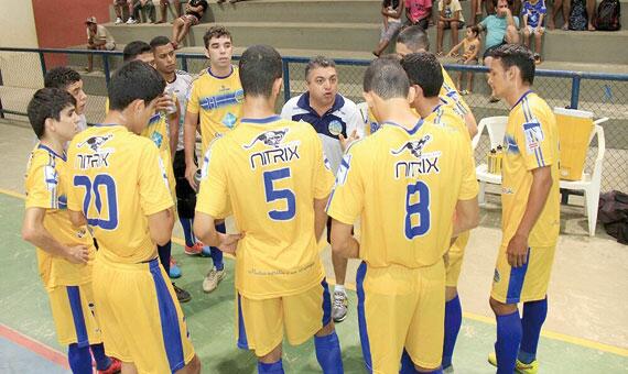 O técnico Olano Matos, em conversa com os jogadores do Constelação (Foto: Reynesson Damasceno/FRFS)
