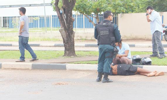 Adolescente ficou caído no asfalto e a mãe sentou-se ao seu lado esperando o Samu (Foto: Diane Sampaio)