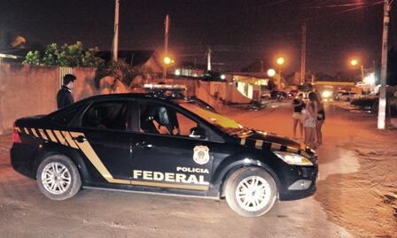 Foram cumpridos cinco mandados de busca e apreensão em estabelecimentos que exercem atividade de exploração sexual (Foto: Rodrigo Sales)