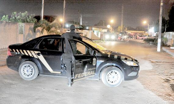 Operação da Polícia Federal foi executada na noite de quarta-feira no bairro Caimbé (Foto: Rodrigo Sales)