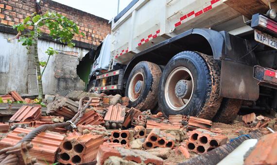 Apesar da destruição, ninguém ficou gravemente ferido no acidente (Foto: Rodrigo Sales)