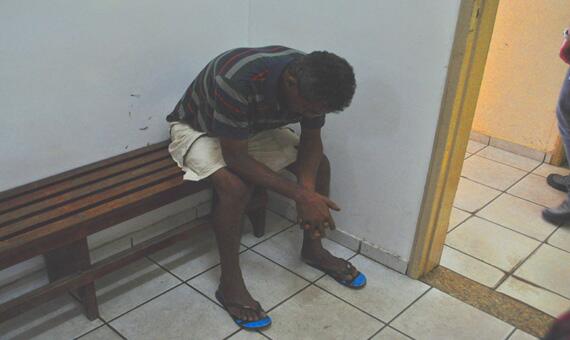 Sandro de Meneses foi preso ontem, acusado de ter estuprado uma criança de 5 anos e por bater na própria mãe, uma idosa de 86 anos (Foto: Rodrigo Sales)