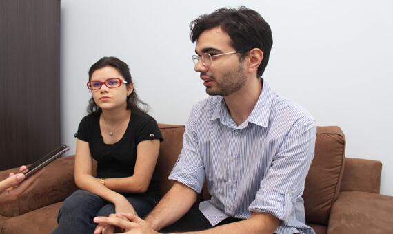 Psicólogos Paulo Barros e Ingrid Souza aplicam testes vocacionais individuais e em grupo (Foto: Diane Sampaio)