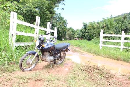 A motocicleta da vítima foi encontrada abandonada com o pneu furado na entrada de sua residência (Foto: Diane Sampaio)