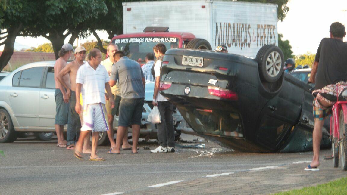 O acidente aconteceu no cruzamento das avenidas brigadeiro Eduardo Gomes com Ene Garcês (Foto: Antonio Sousa)