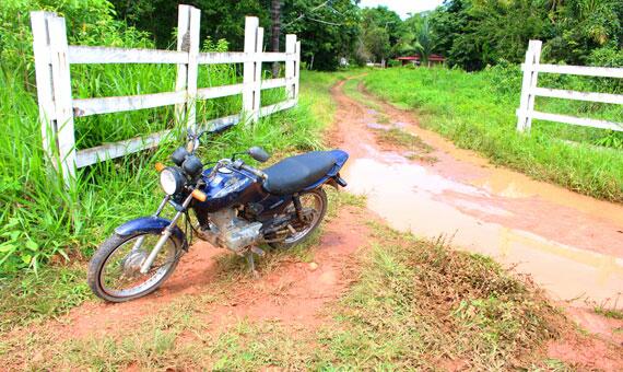 Bandidos abandonaram a moto da vítima porque um dos pneus furou (Foto: Diane Sampaio)