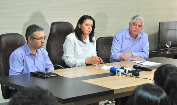 Governadora Suely Campos ladeada pelo secretário de Planejamento, Alexandre Henklain (à dir.), e o presidente do Iteraima, Alysson Rogers (Foto: Rodrigo Sales)