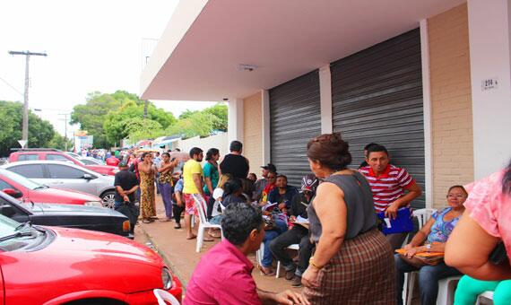 Fila para entrega de documentos requerendo o enquadramento na União (Foto: Arquivo/Folha)