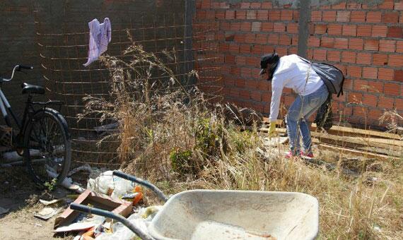 Moradores precisam se conscientizar que a limpeza do quintal de suas casas é importante (Foto: Divulgação)