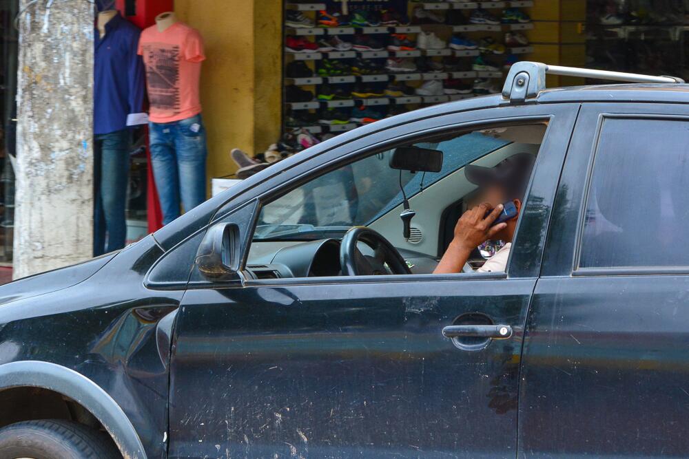 O uso do aparelho, seja para trocar mensagem, whatsapp ou ligação, aumenta em até 400% o risco de acidentes (Foto: Vitória Barreto)