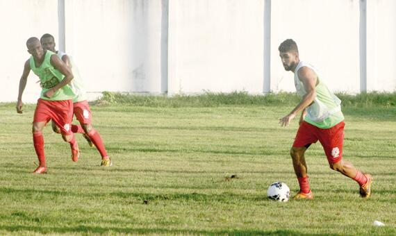 O meia-atacante Washington, durante o treino coletivo do Náutico, na última quinta-feira, no estádio Ribeirão (Foto: Lucas Luckezie)