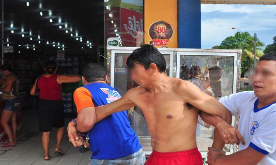 Homem foi imobilizado ontem à tarde por populares e funcionários do supermercado (Foto: Rodrigo Sales)