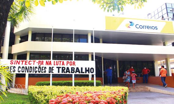 Servidores dos Correios distribuíram máscaras cirúrgicas como protesto (Foto: Diane Sampaio)