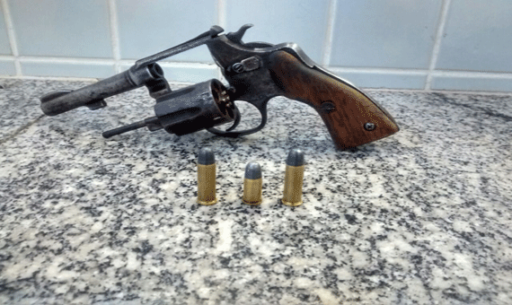 Com os suspeitos, foi encontrada uma arma com três munições (Foto: Divulgação)