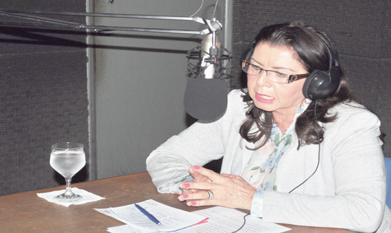 Suely Campos no programa Agenda da Semana da Rádio Folha (Foto: Samara Cordeiro)