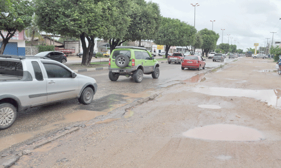 Buracos e lama causam transtornos aos motoristas na avenida Venezuela, BR-174, sentido norte (Foto: Samara Cordeiro)