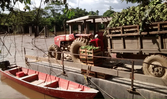 Atualmente, a travessia de moradores e de produção está sendo feita em balsa, com o auxílio do Corpo de Bombeiros (Foto: Divulgação/Corpo de Bombeiros)