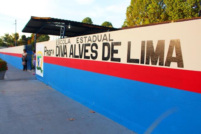 Além de evitar futuras pinturas com as cores do PP, a governadora deverá substituir as cores do seu partido (vermelha, branca e azul) pelas cores da bandeira de Roraima (Foto: Diane Sampaio)