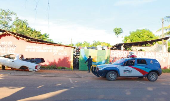 Enquanto PM estava chegando para atender o caso do primeiro assalto, bandidos estavam agindo em outro local (Foto: Diane Sampaio)