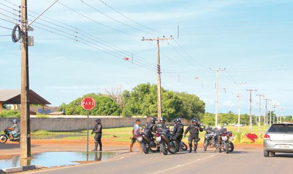 Ação dos policiais militares visa reduzir a atuação do tráfico na praça pública (Foto: Diane Sampaio)