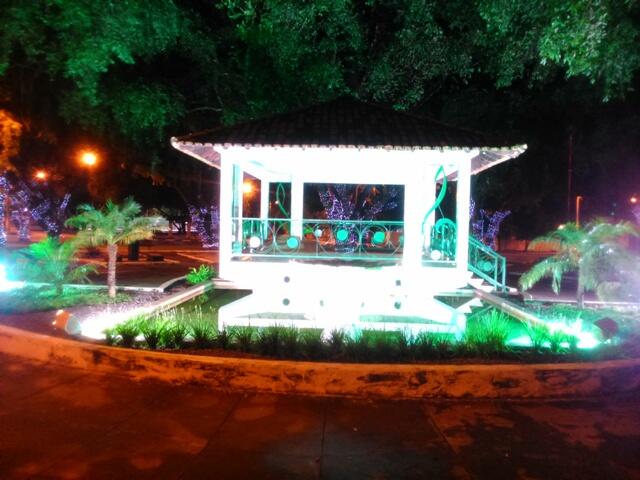 Coreto do Centro Cívico, monumento iluminado de azul (Foto: Michel Sales)