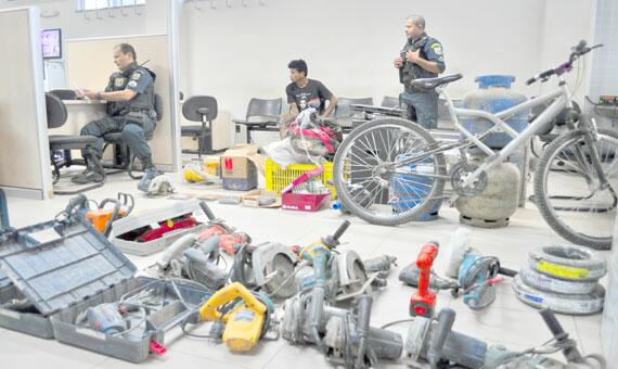 Além de o acusado ser preso, dezenas de máquinas e equipamentos de construção foram apreendidos (Foto: Rodrigo Sales)
