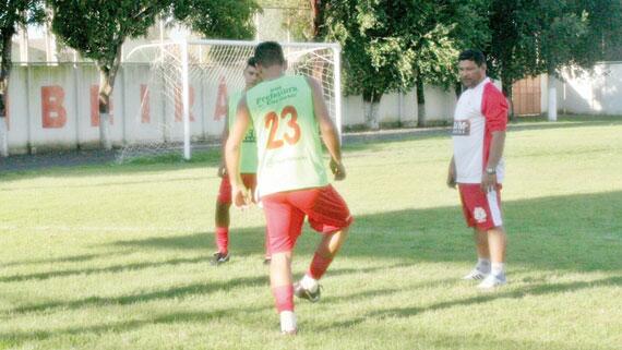 Serginho Góis (direita) durante o treino do Náutico para a Série D do Campeonato Brasileiro (Foto: Lucas Luckezie)