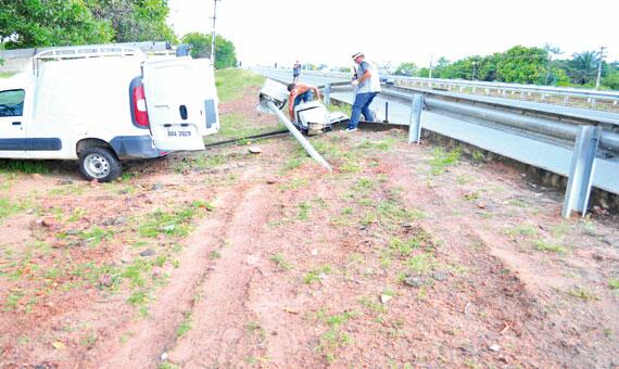 Radar localizado na avenida Brasil teria sido derrubado por um caminhão (Foto: Rodrigo Sales)