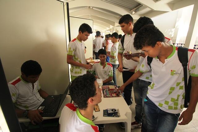 Cada grupo de estudantes pesquisou e selecionou as peças de um componente computacional específico (Foto: Antônio Evaldo Soares)