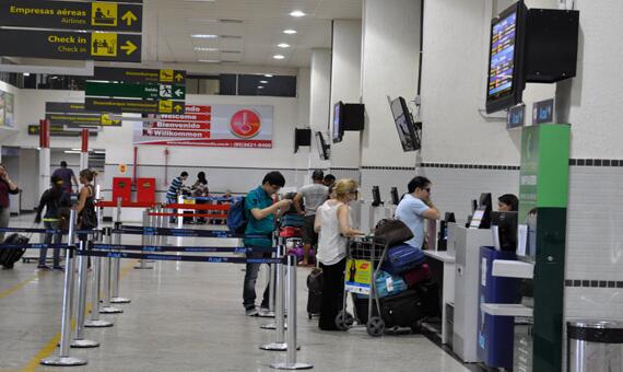 Muitos adiaram as viagens no meio do ano para economizar dinheiro (Foto: Arquivo/Folha)