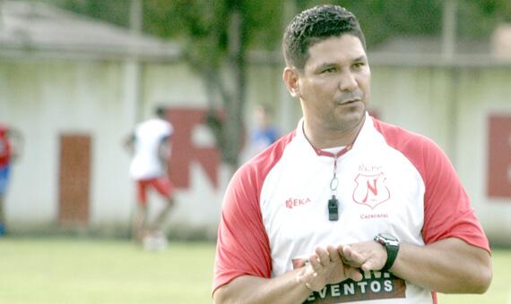O técnico e preparador físico do Náutico, Serginho Góis, durante o treino do time na tarde desta quarta-feira (Foto: Lucas Luckezie)