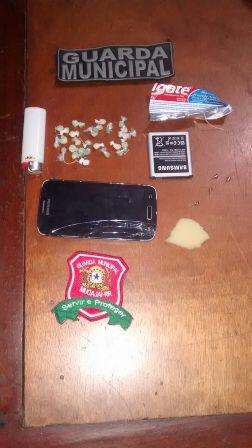 Um celular também foi encontrado com os menores, contendo mensagens sobre compra e venda de entorpecentes (Foto: Divulgação)