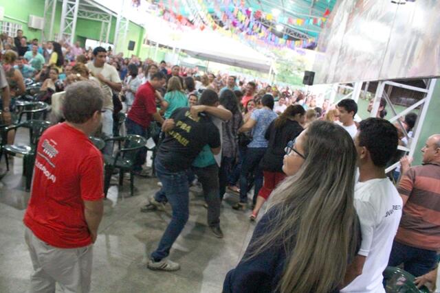 Os professores afirmam que o Governo, além de não cumprir com o acordo para o fim da greve de março, está propondo revogação da lei do PCCR