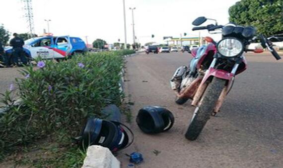 Motocicleta bateu no meio-fio no bairro Jardim Floresta (Foto: Divulgação)