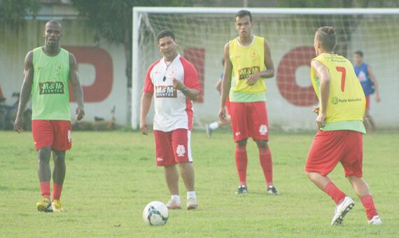 Serginho Gois (meio): “vamos ao Pará e tentar voltar para casa com o resultado”(Foto: Lucas Luckezie)