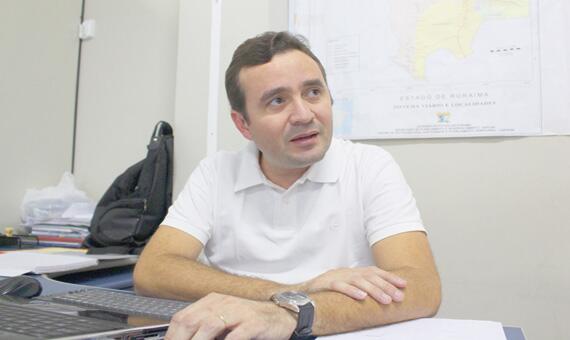 Diretor de inspeção animal, Kleber Farias, explica que o parapoxvírus é inofensivo (Foto: Diane Sampaio)