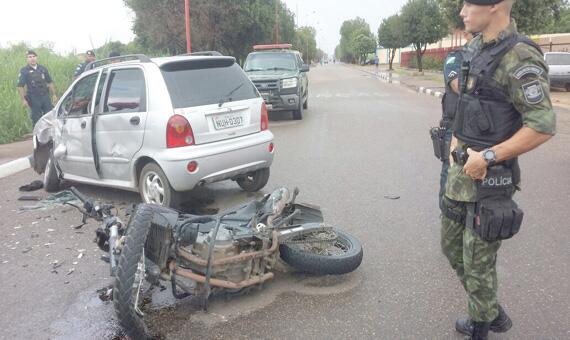 Policiais militares que estavam na moto se feriram, mas não sofreram nenhuma fratura (Foto: Divulgação)