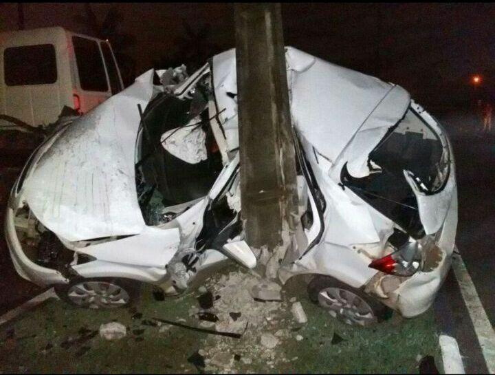 Com o impacto da batida o Ônix ficou cravado em um poste (Foto: Divulgação)