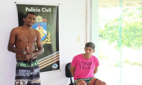 Lourival dos Santos e Dheys Vieira da Silva foram presos na manhã de domingo (Foto: Samara Cordeiro)