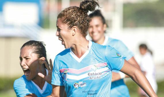 Jogadoras do time roraimense comemoram gol contra o time da Ufal em jogo da primeira fase da competição (Foto:Luiz Pires/Fotojump)