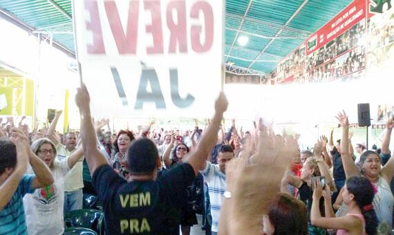 Professores decidiram pela greve da categoria por tempo indeterminado (Foto: João Barros)