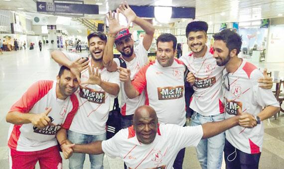 Com a situação resolvida, Náutico entra em clima de descontração no aeroporto de Belém; jogadores imitam gestos da torcida do Remo (Foto: Divulgação)