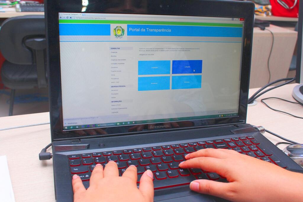 Segundo o Secretário de Inclusão Digital da prefeitura de Boa Vista, alguns dados estão desatualizados porque o site é novo e a atualização é feita manualmente. (Foto: Diane Sampaio)