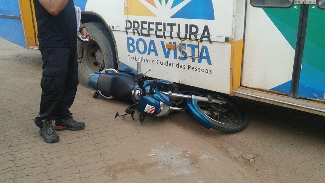 Um ônibus arrastou uma motocicleta por vários metros